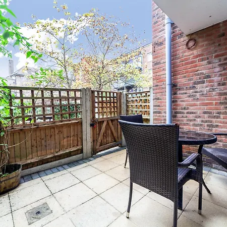 Charming 1Br Apt W Patio In Battersea London Exterior photo