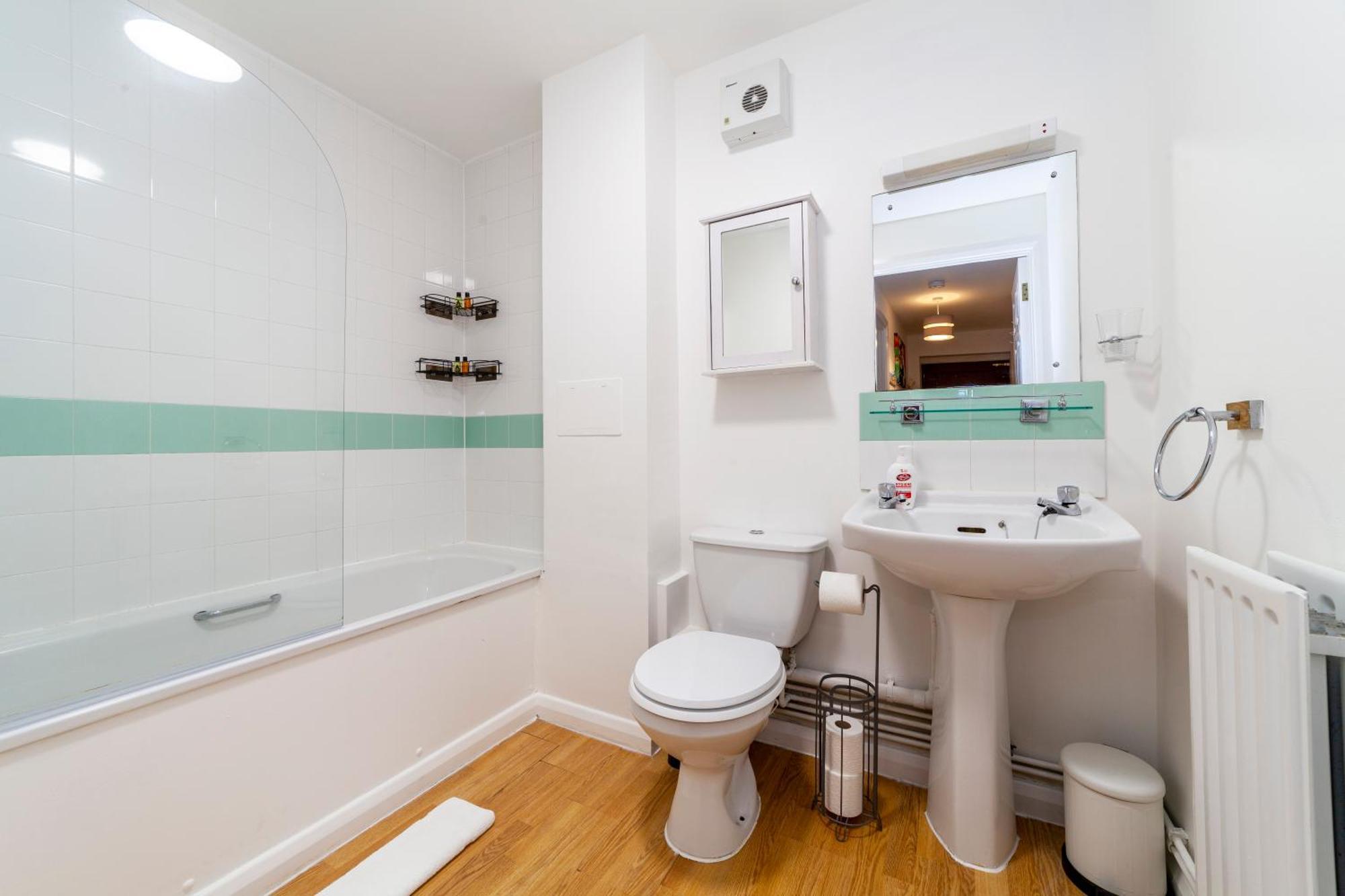 Charming 1br W Patio In Battersea * Londres